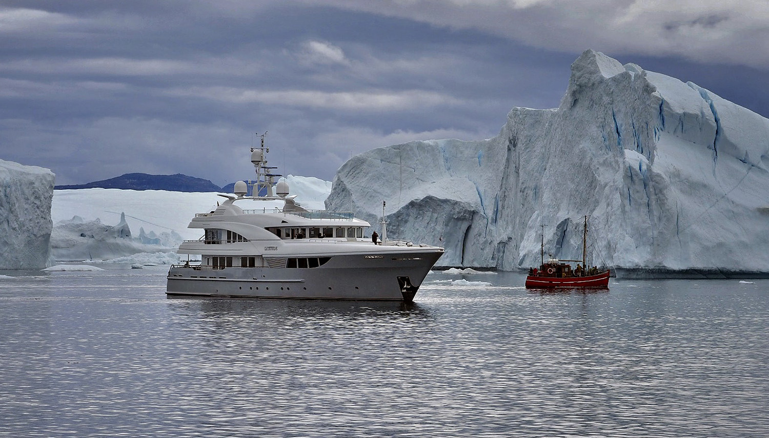 Vripack - Latitude - Crossing the Northwest Passage - Between impressive Icebergs.