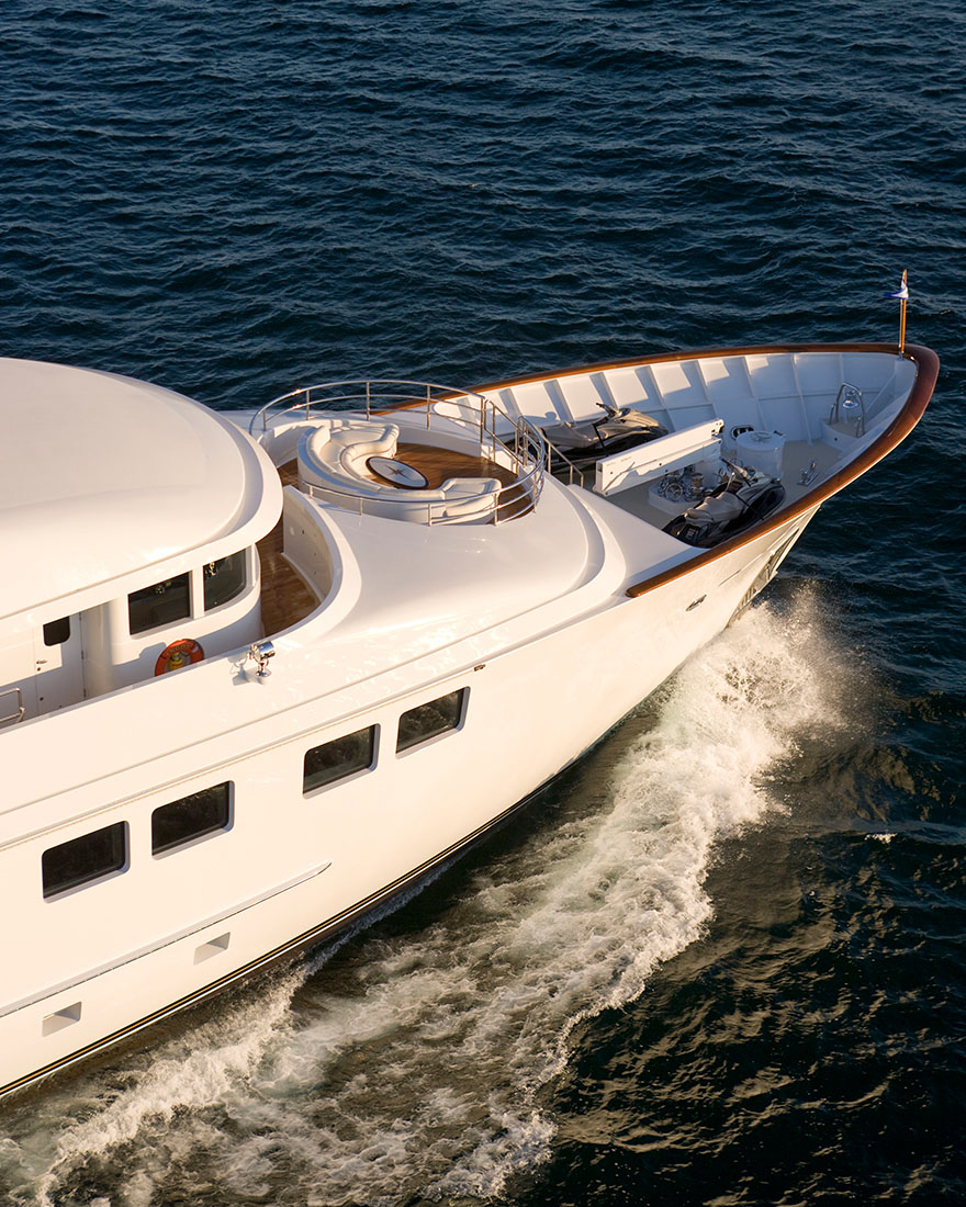 Vripack - yacht design - Ingot - Image exterior front - Cruising at sea.