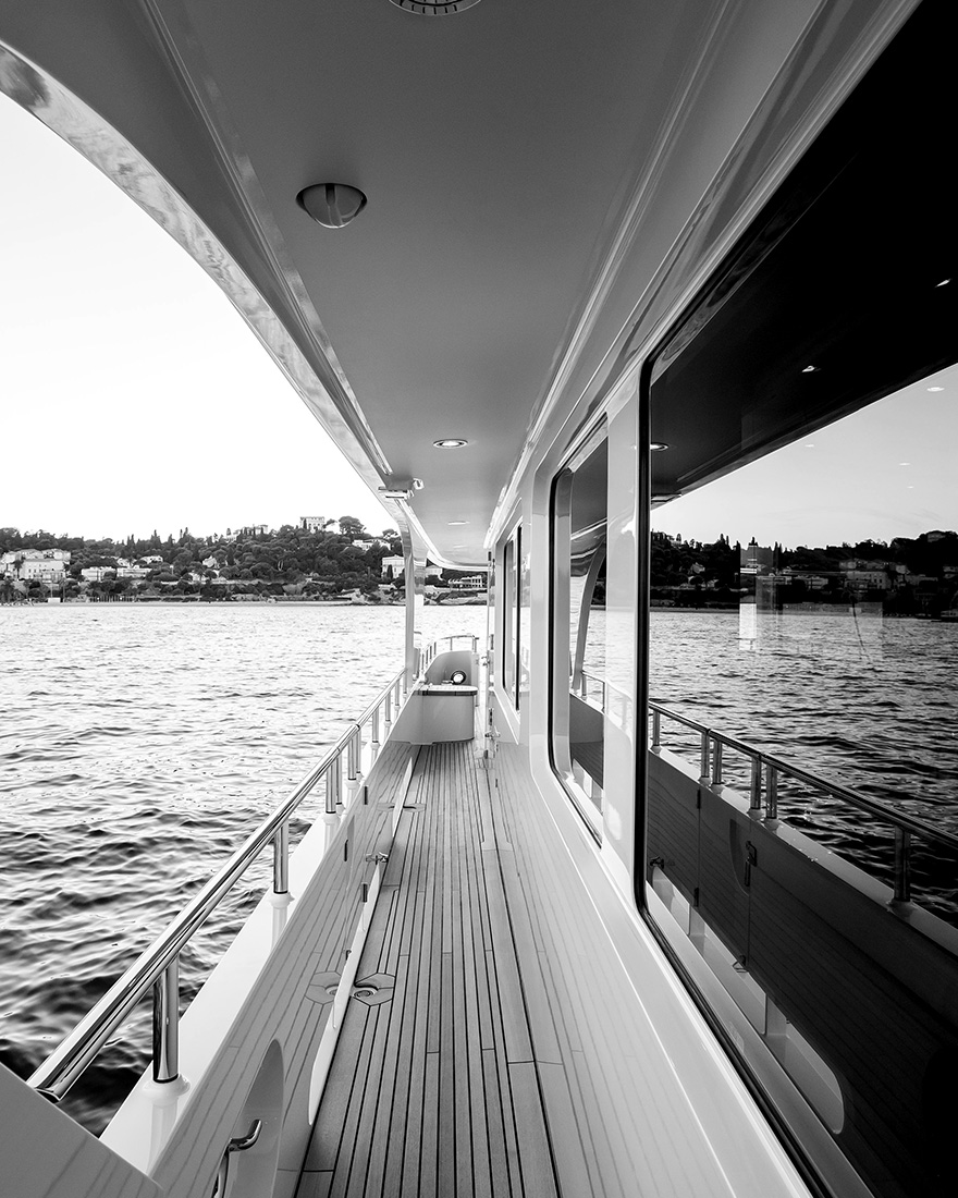 Vripack - Yacht design - Black and white detail of the exterior - Mrs. D family boat