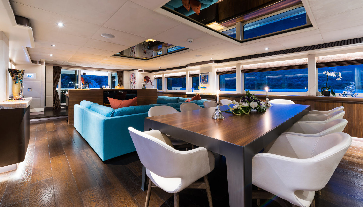 Vripack - Refit AlumerciA - Creating a family yacht - Image of the dining area inside