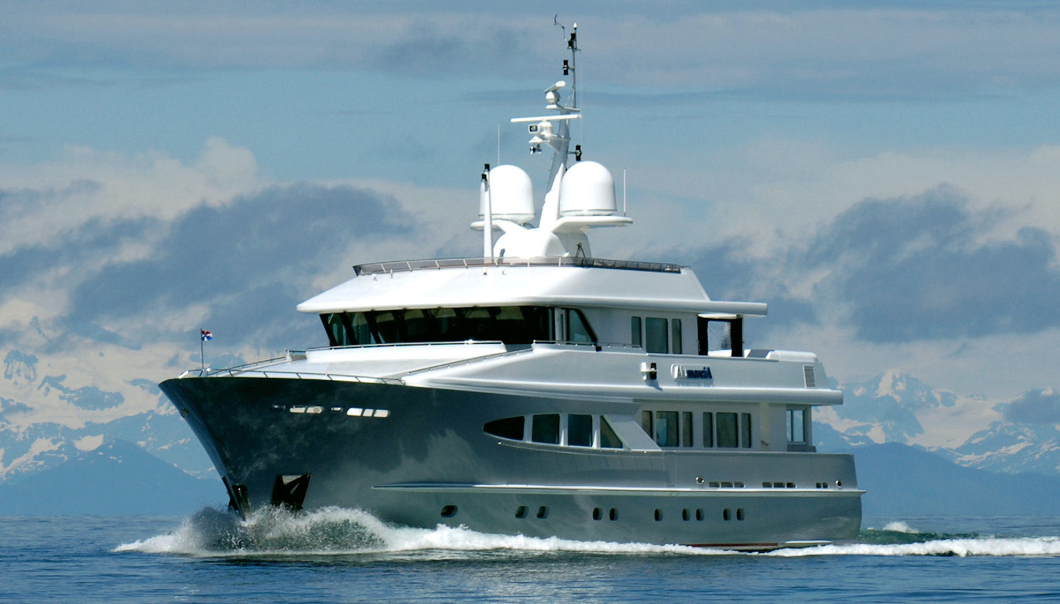 Vripack - Refit AlumerciA - Transformation into a family yacht - Cruising at sea