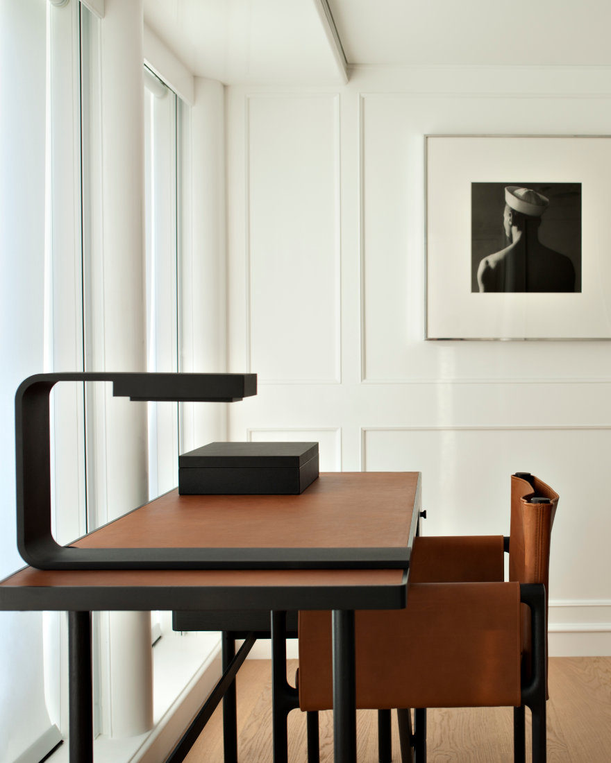 Vripack - Refit RH3 - Interior design - Image of the writing table - Famous Belgian architect Vincent Van Duysen