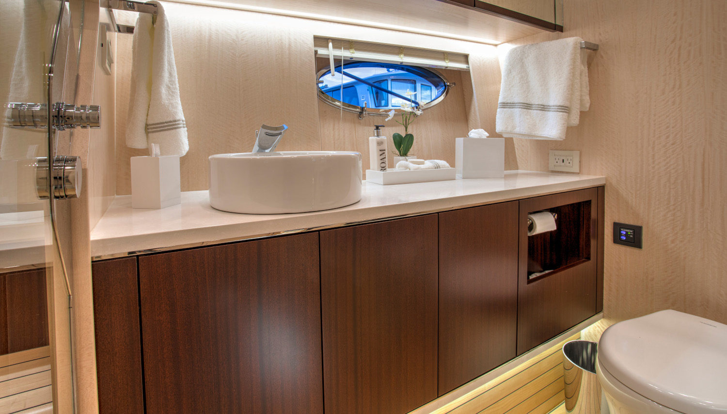 Vripack - Yachtdesign - Burger 48 Cruiser - Interior Bathroom