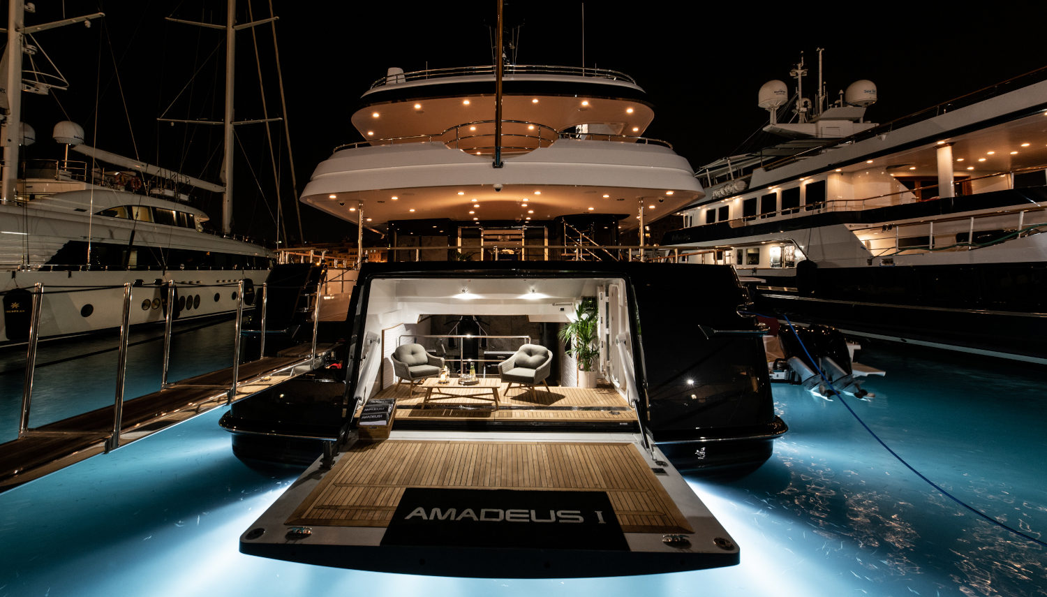Vripack - Amadeus-I - Exterior lightning at night - Enjoying life at sea - Yacht for charter