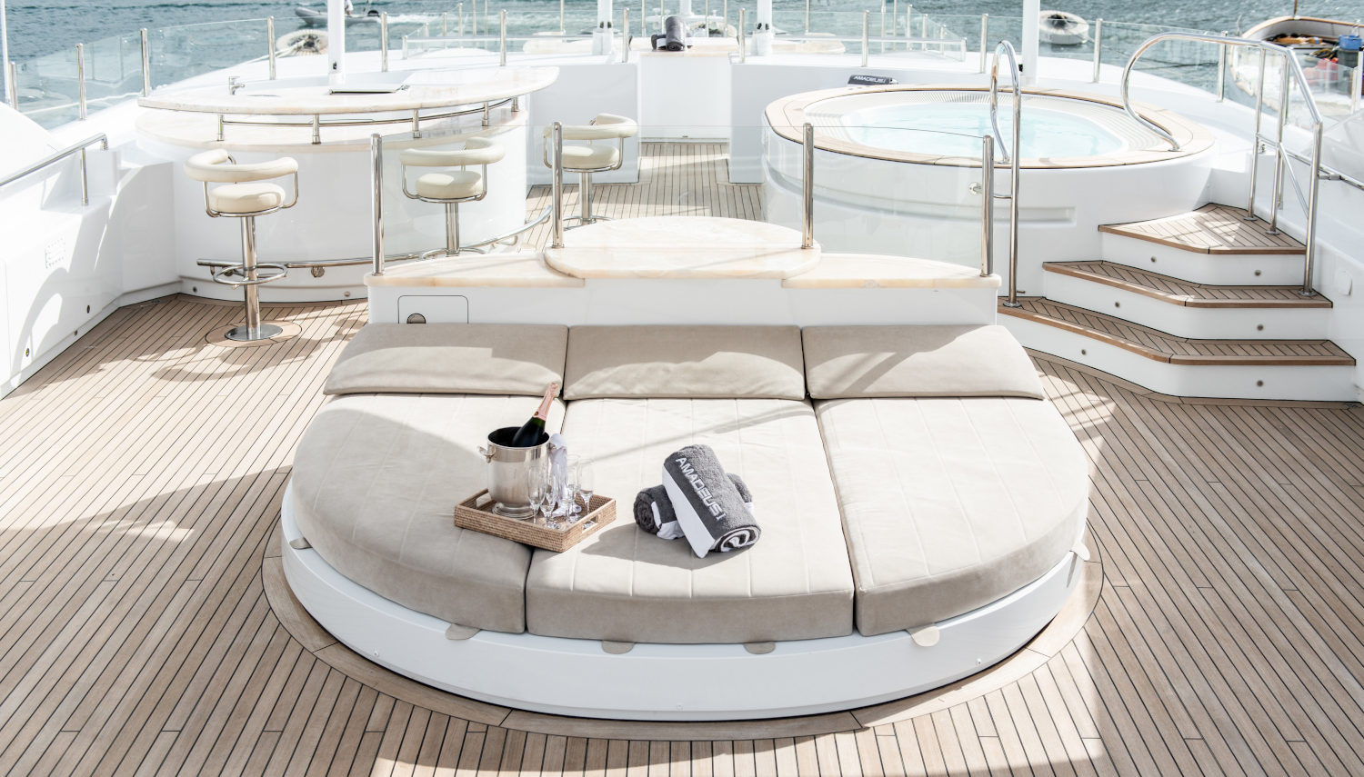 Vripack - Amadeus-I - Exterior of the sundeck with Jacuzzi - Relaxing area - Enjoying life at sea - Yacht for charter