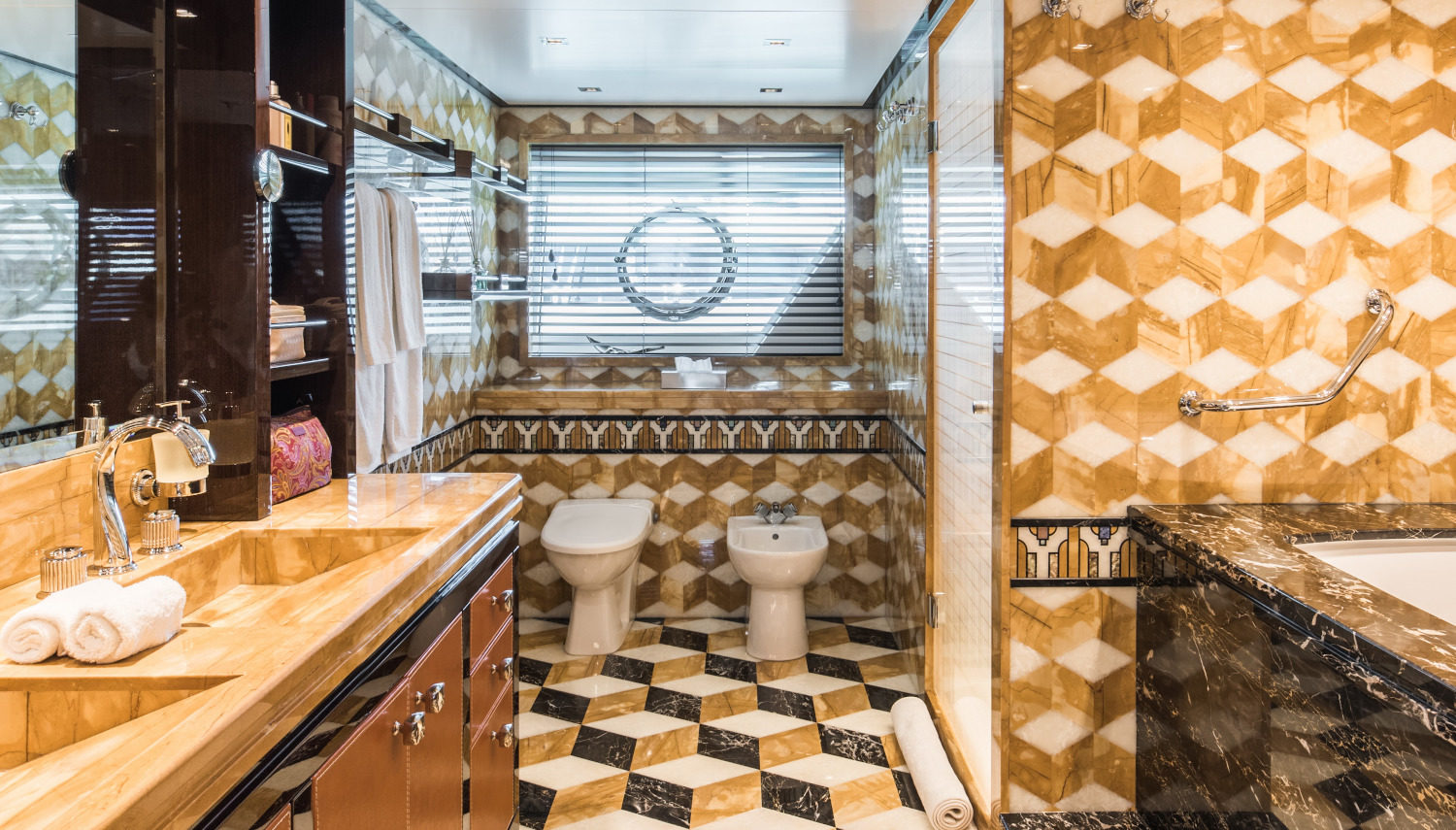 Vripack - Amadeus-I - Interior of the bathroom - Luxury materials - Enjoying life at sea - Yacht for charter