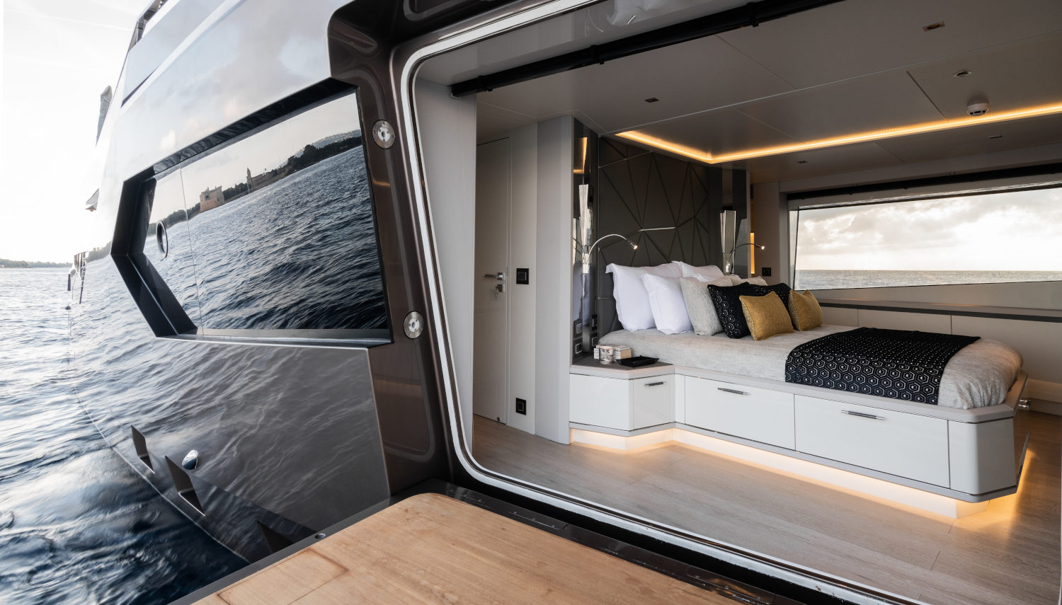 Vripack - ROCK - Feature master stateroom - Room with seaview