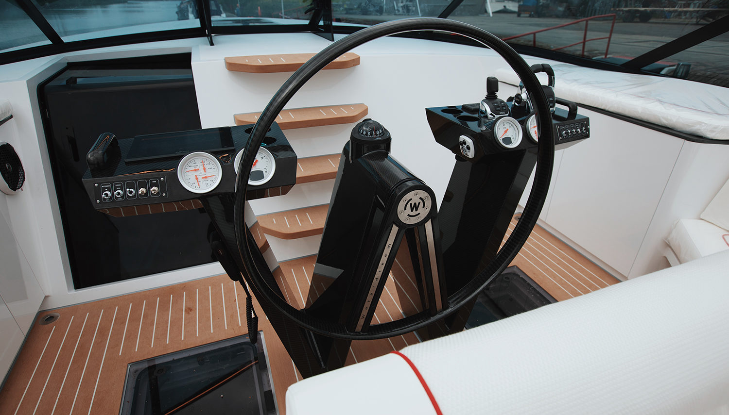 Vripack - California 52' - Waterdream - Detail of the steering console - W-shape - Human Centred Design